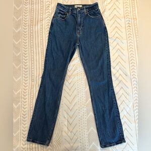 Abercrombie & Fitch Ultra High Rise 90s Slim Straight in Dark, 0S / 25 Short